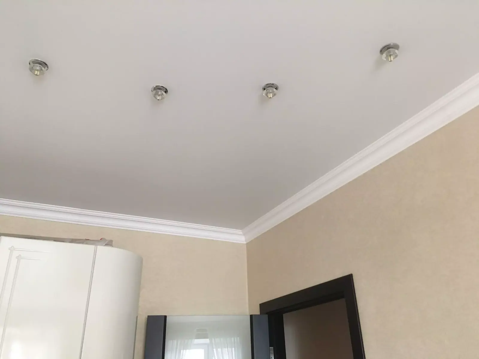 Матовый натяжной потолок в квартиру — Каспийск, Сулеймана Стальского, 5а, фото 1